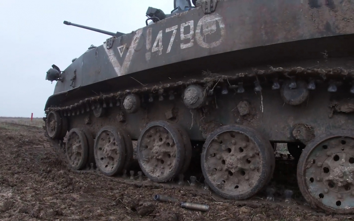 Lính dù Nga luyện tập bắn đạn thật ở sát tiền tuyến Ukraine